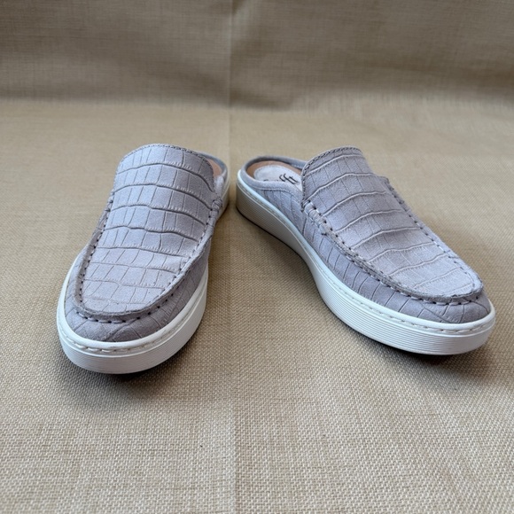 Sofft Shoes - Sofft Cream/Egg Leather Slip On Mule Sneakers
